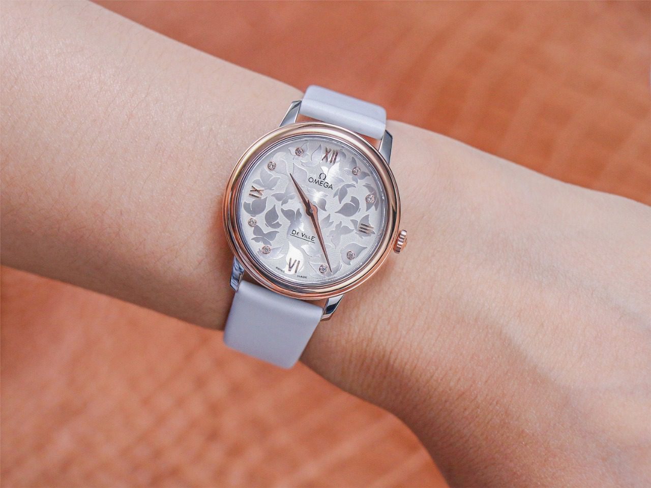 dong-ho-nu-omega-de-ville-vien-mau-hong-replica-327mm dong ho nu omega de ville vien mau hong replica 327mm