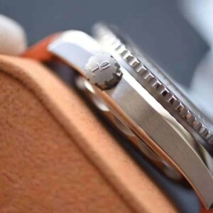 ĐỒNG HỒ OMEGA SEAMASTER QUATER ORANGE DÂY CAO SU REPLICA 43.5MM 3 dong ho omega seamaster planet ocean quater orange replica 43 5mm 4