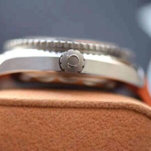 ĐỒNG HỒ OMEGA SEAMASTER QUATER ORANGE DÂY CAO SU REPLICA 43.5MM 4 dong ho omega seamaster planet ocean quater orange replica 43 5mm 5