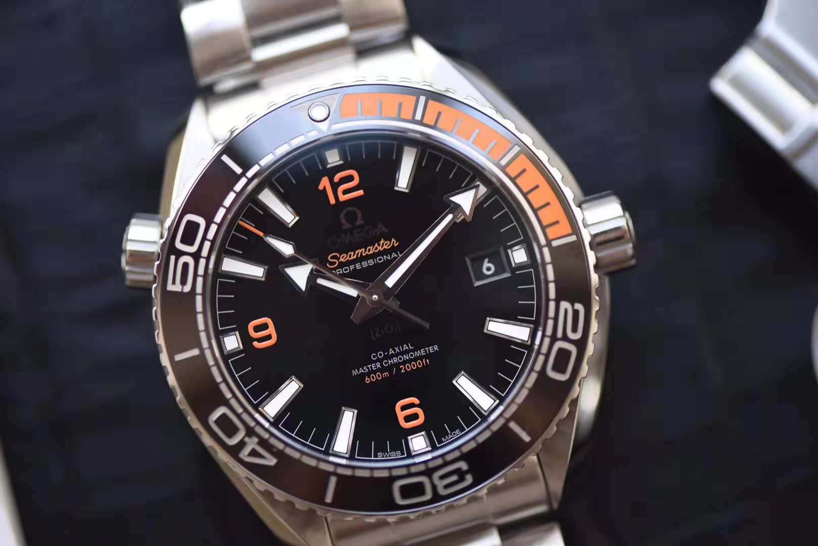 dong-ho-omega-seamaster-quater-orange-replica-43-5mm-2 dong ho omega seamaster quater orange replica 43 5mm 2