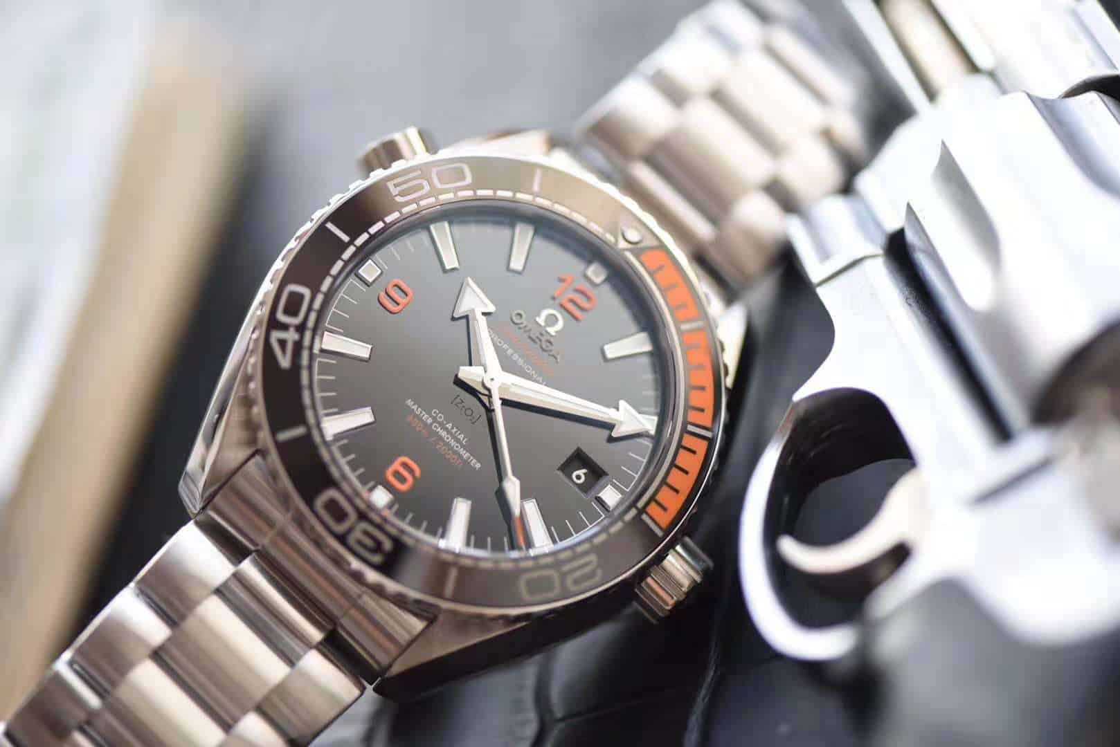dong-ho-omega-seamaster-quater-orange-replica-43-5mm-4 dong ho omega seamaster quater orange replica 43 5mm 4