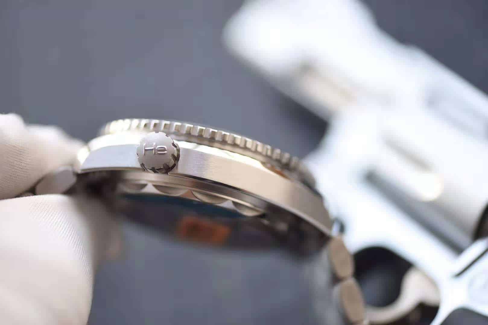 dong-ho-omega-seamaster-quater-orange-replica-43-5mm-5 dong ho omega seamaster quater orange replica 43 5mm 5