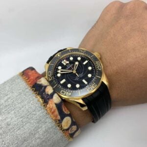 ĐỒNG HỒ OMEGA SEAMASTER FACTORY VS DÂY CAO SU GOLD BLACK REPLICA CAO CẤP 42MM 6 dong ho omega seamaster factory vs day cao su gold black replica cao cap 42m 3