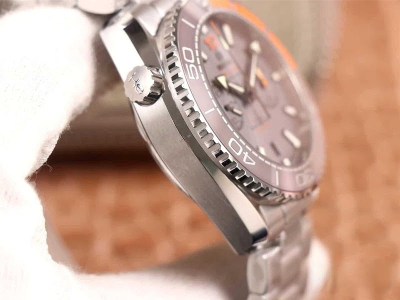 dong-ho-omega-seamaster-planet-ocean-600m-chronograph-day-kim-loai-deep-silver-black-replica-cao-cap-455mm (2) dong ho omega seamaster planet ocean 600m chronograph day kim loai deep silver black replica cao cap 455mm 2