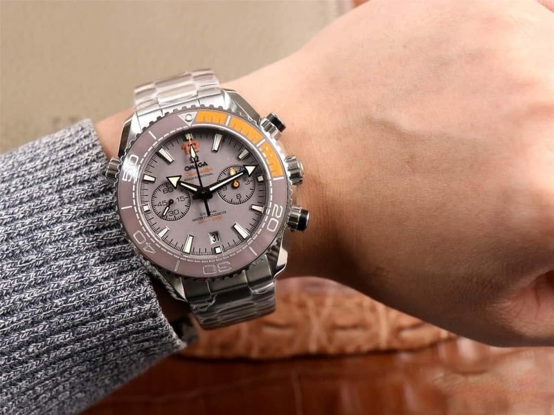 dong-ho-omega-seamaster-planet-ocean-600m-chronograph-day-kim-loai-deep-silver-black-replica-cao-cap-455mm (9) dong ho omega seamaster planet ocean 600m chronograph day kim loai deep silver black replica cao cap 455mm 9