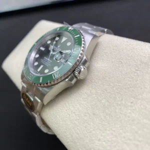 ROLEX SUBMARINER HULK WITH THE DATE LUXURY REPLICA WATCH GREEN BEZEL CLEAN FACTORY 40MM 2 ĐỒNG HỒ NAM ROLEX SUBMARINER REPLICA 1:1 BEZEL XANH PHỦ DẠ QUANG 40MM