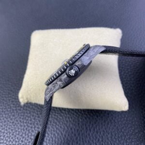 ROLEX SUBMARINER GOOD KNOCK OFF WATCH YELLOW CARBON FABRIC STRAP VS FACTORY 40MM 3 ĐỒNG HỒ NAM ROLEX SUBMARINER REP CAO CẤP MẶT SỐ HAI MÀU NỔI BẬT 40MM