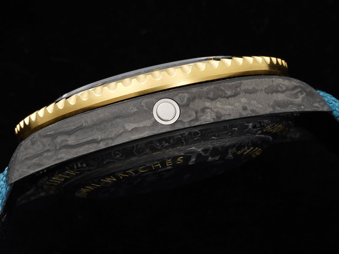 ĐỒNG HỒ NAM ROLEX SEA - DWELLER REPLICA MẶT SỐ THIẾT KẾ VÂN CARBON 43MM ĐỒNG HỒ NAM ROLEX SEA - DWELLER REPLICA MẶT SỐ THIẾT KẾ VÂN CARBON 43MM