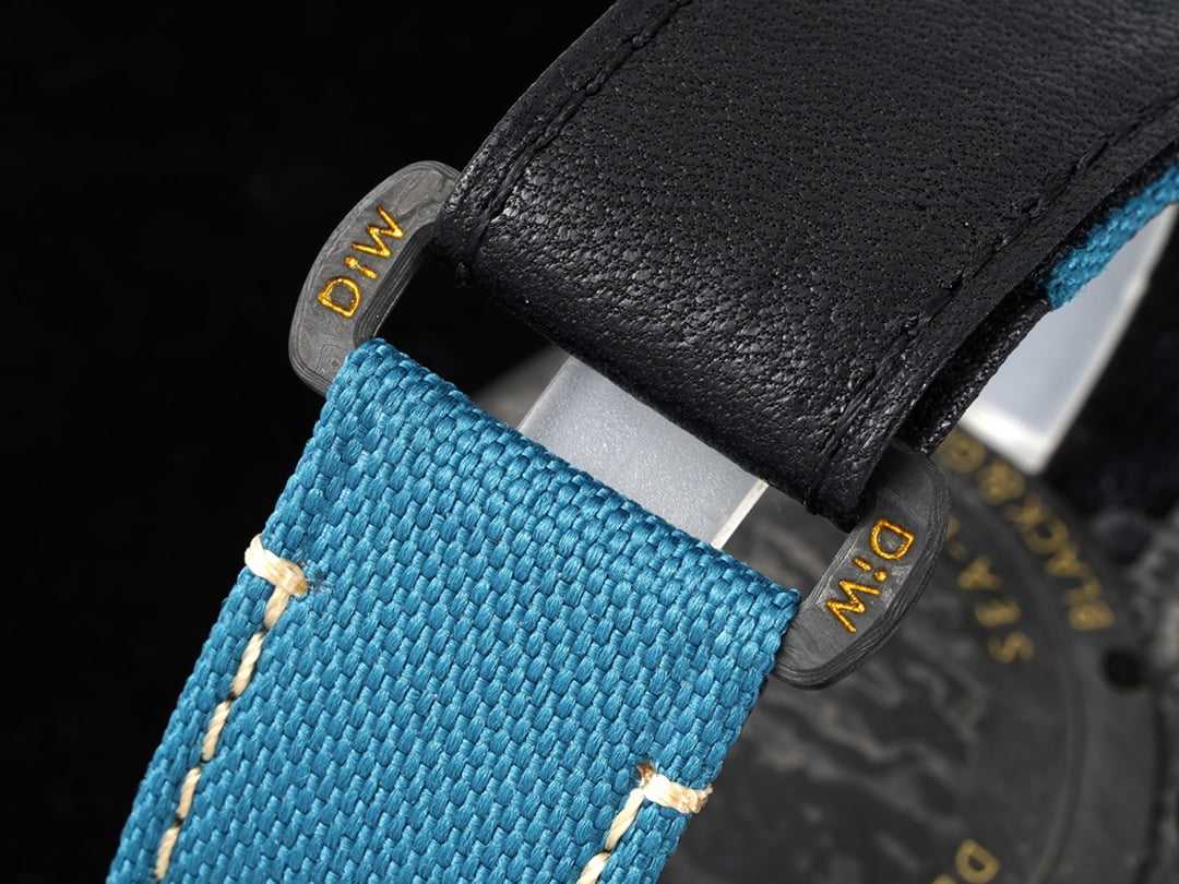 ĐỒNG HỒ NAM ROLEX SEA - DWELLER REPLICA MẶT SỐ THIẾT KẾ VÂN CARBON 43MM ĐỒNG HỒ NAM ROLEX SEA - DWELLER REPLICA MẶT SỐ THIẾT KẾ VÂN CARBON 43MM