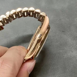 ROLEX DAY-DATE 228235 BEST REPLICA WATCHES ROSE GOLD DIAL ROSE GOLD PLATE RHINESTONE BAGUETTE GM FACTORY 40MM 5 ĐỒNG HỒ ROLEX DAY-DATE 228235 REPLICA 11 THÉP VONFRAM ROSE GOLD CỌC SỐ ĐÁ GMF 40MM