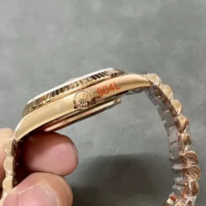 ROLEX DAY-DATE 228235 GOOD IMITATION WATCHES ROSE GOLD DIAL ROSE GOLD PLATE ROMAN HOURS GM FACTORY 40MM 5 ĐỒNG HỒ ROLEX DAY-DATE 228235 REPLICA 11 THÉP VONFRAM ROSE GOLD GMF 40MM (1)