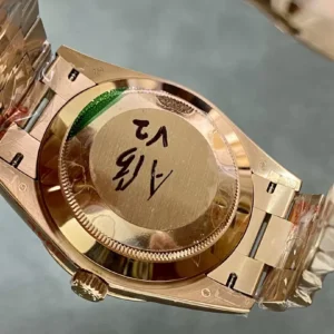 ROLEX DAY-DATE 228235 GOOD IMITATION WATCHES ROSE GOLD DIAL ROSE GOLD PLATE ROMAN HOURS GM FACTORY 40MM 7 ĐỒNG HỒ ROLEX DAY-DATE 228235 REPLICA 11 THÉP VONFRAM ROSE GOLD GMF 40MM (1)