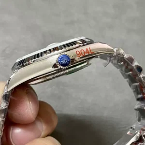 ROLEX DAY-DATE 228236 BEST COPIES WATCHES ICE BLUE MESH DIAL STEEL INDEX HOURS VONFRAM GM FACTORY 41MM 1 ĐỒNG HỒ ROLEX DAY-DATE 228236 REPLICA 11 THÉP VONFRAM NIỀNG KHÍA MẶT XANH GMF 41MM (1)