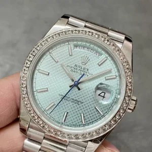 ROLEX DAY-DATE 228236 LUXURY REPLICA WATCHES MESH ICE BLUE DIAL RHINESTONE CASE INDEX HOURS GM FACTORY 41MM 2 ĐỒNG HỒ ROLEX DAY-DATE 228236 REPLICA 11 THÉP VONFRAM TĂNG TRỌNG LƯỢNG GMF 41MM (1)
