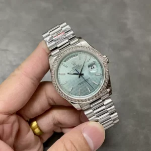 ROLEX DAY-DATE 228236 LUXURY REPLICA WATCHES MESH ICE BLUE DIAL RHINESTONE CASE INDEX HOURS GM FACTORY 41MM 1 ĐỒNG HỒ ROLEX DAY-DATE 228236 REPLICA 11 THÉP VONFRAM TĂNG TRỌNG LƯỢNG GMF 41MM (1)