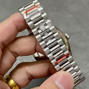 ROLEX DAY-DATE 228236 LUXURY REPLICA WATCHES MESH ICE BLUE DIAL RHINESTONE CASE INDEX HOURS GM FACTORY 41MM 7 ĐỒNG HỒ ROLEX DAY-DATE 228236 REPLICA 11 THÉP VONFRAM TĂNG TRỌNG LƯỢNG GMF 41MM (1)