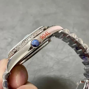 ROLEX DAY-DATE 228236 LUXURY REPLICA WATCHES MESH ICE BLUE DIAL RHINESTONE CASE INDEX HOURS GM FACTORY 41MM 5 ĐỒNG HỒ ROLEX DAY-DATE 228236 REPLICA 11 THÉP VONFRAM TĂNG TRỌNG LƯỢNG GMF 41MM (1)