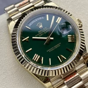 ROLEX DAY-DATE 228238 BEST REPLICA WATCHES GREEN EMERAL DIAL GOLD PLATE GM FACTORY 41MM 2 ĐỒNG HỒ ROLEX DAY-DATE 228238 REPLICA 11 MẶT XANH LỤC BẢO GMF FACTORY 41MM (1)