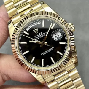 ROLEX DAY-DATE 228238 COPIES WATCHES BLACK DIAL INDEX HOURS GOLD PLATE GM FACTORY 41MM 3 ĐỒNG HỒ ROLEX DAY-DATE 228238 REPLICA 11 THÉP VONFRAM MẶT ĐEN SỐ DẠ QUANG GMF 41MM (1)