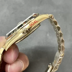 ROLEX DAY-DATE 228238 COPIES WATCHES BLACK DIAL INDEX HOURS GOLD PLATE GM FACTORY 41MM 5 ĐỒNG HỒ ROLEX DAY-DATE 228238 REPLICA 11 THÉP VONFRAM MẶT ĐEN SỐ DẠ QUANG GMF 41MM (1)