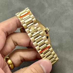 ROLEX DAY-DATE 228238 COPIES WATCHES BLACK DIAL INDEX HOURS GOLD PLATE GM FACTORY 41MM 7 ĐỒNG HỒ ROLEX DAY-DATE 228238 REPLICA 11 THÉP VONFRAM MẶT ĐEN SỐ DẠ QUANG GMF 41MM (1)