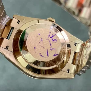 ROLEX DAY-DATE 228235 BEST COPIES WATCHES CHOCOLATE DIAL RHINESTONE GEM BAGUETTE GOLD PLATE GM FACTORY 41MM 8 ĐỒNG HỒ ROLEX DAY-DATE 228238 REPLICA 11 THÉP VONFRAM ROSE GOLD MẶT CHOCOLATE GMF 41MM (1)