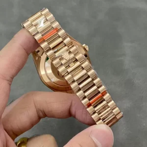ROLEX DAY-DATE 228235 BEST COPIES WATCHES CHOCOLATE DIAL RHINESTONE GEM BAGUETTE GOLD PLATE GM FACTORY 41MM 7 ĐỒNG HỒ ROLEX DAY-DATE 228238 REPLICA 11 THÉP VONFRAM ROSE GOLD MẶT CHOCOLATE GMF 41MM (1)