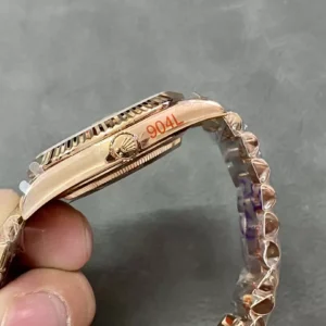 ROLEX DAY-DATE 228235 BEST COPIES WATCHES CHOCOLATE DIAL RHINESTONE GEM BAGUETTE GOLD PLATE GM FACTORY 41MM 5 ĐỒNG HỒ ROLEX DAY-DATE 228238 REPLICA 11 THÉP VONFRAM ROSE GOLD MẶT CHOCOLATE GMF 41MM (1)