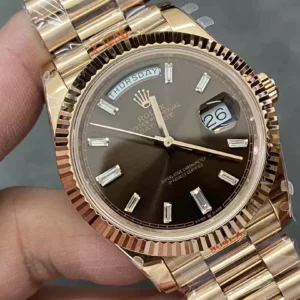 ROLEX DAY-DATE 228235 BEST COPIES WATCHES CHOCOLATE DIAL RHINESTONE GEM BAGUETTE GOLD PLATE GM FACTORY 41MM 3 ĐỒNG HỒ ROLEX DAY-DATE 228238 REPLICA 11 THÉP VONFRAM ROSE GOLD MẶT CHOCOLATE GMF 41MM (1)
