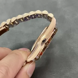 ROLEX DAY-DATE 228235 BEST COPIES WATCHES CHOCOLATE DIAL RHINESTONE GEM BAGUETTE GOLD PLATE GM FACTORY 41MM 6 ĐỒNG HỒ ROLEX DAY-DATE 228238 REPLICA 11 THÉP VONFRAM ROSE GOLD MẶT CHOCOLATE GMF 41MM (1)
