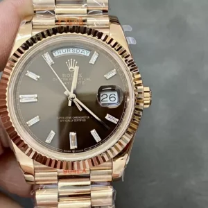 ROLEX DAY-DATE 228235 BEST COPIES WATCHES CHOCOLATE DIAL RHINESTONE GEM BAGUETTE GOLD PLATE GM FACTORY 41MM 1 ĐỒNG HỒ ROLEX DAY-DATE 228238 REPLICA 11 THÉP VONFRAM ROSE GOLD MẶT CHOCOLATE GMF 41MM (1)