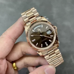 ROLEX DAY-DATE 228235 BEST COPIES WATCHES CHOCOLATE DIAL RHINESTONE GEM BAGUETTE GOLD PLATE GM FACTORY 41MM 4 ĐỒNG HỒ ROLEX DAY-DATE 228238 REPLICA 11 THÉP VONFRAM ROSE GOLD MẶT CHOCOLATE GMF 41MM (1)