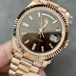 ROLEX DAY-DATE 228235 BEST COPIES WATCHES CHOCOLATE DIAL RHINESTONE GEM BAGUETTE GOLD PLATE GM FACTORY 41MM 2 ĐỒNG HỒ ROLEX DAY-DATE 228238 REPLICA 11 THÉP VONFRAM ROSE GOLD MẶT CHOCOLATE GMF 41MM (1)