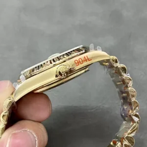ROLEX DAY-DATE 228238 GOOD IMITATION WATCH GOLD DIAL RHINESTONE BAGUETTE GOLD PLATE GM FACTORY 41MM 6 ĐỒNG HỒ ROLEX DAY-DATE 228238 REPLICA 11 THÉP VONFRAM VÀNG GOLD CỌC SỐ ĐÁ GMF 41MM (1)