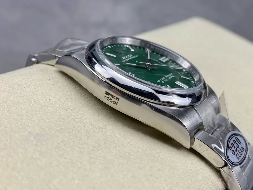 ĐỒNG HỒ ROLEX OYSTER PERPETUAL 126000 REPLICA 11 XANH LỤC BẢO CLEAN 36MM (9) ĐỒNG HỒ ROLEX OYSTER PERPETUAL 126000 REPLICA 11 XANH LỤC BẢO CLEAN 36MM (1)