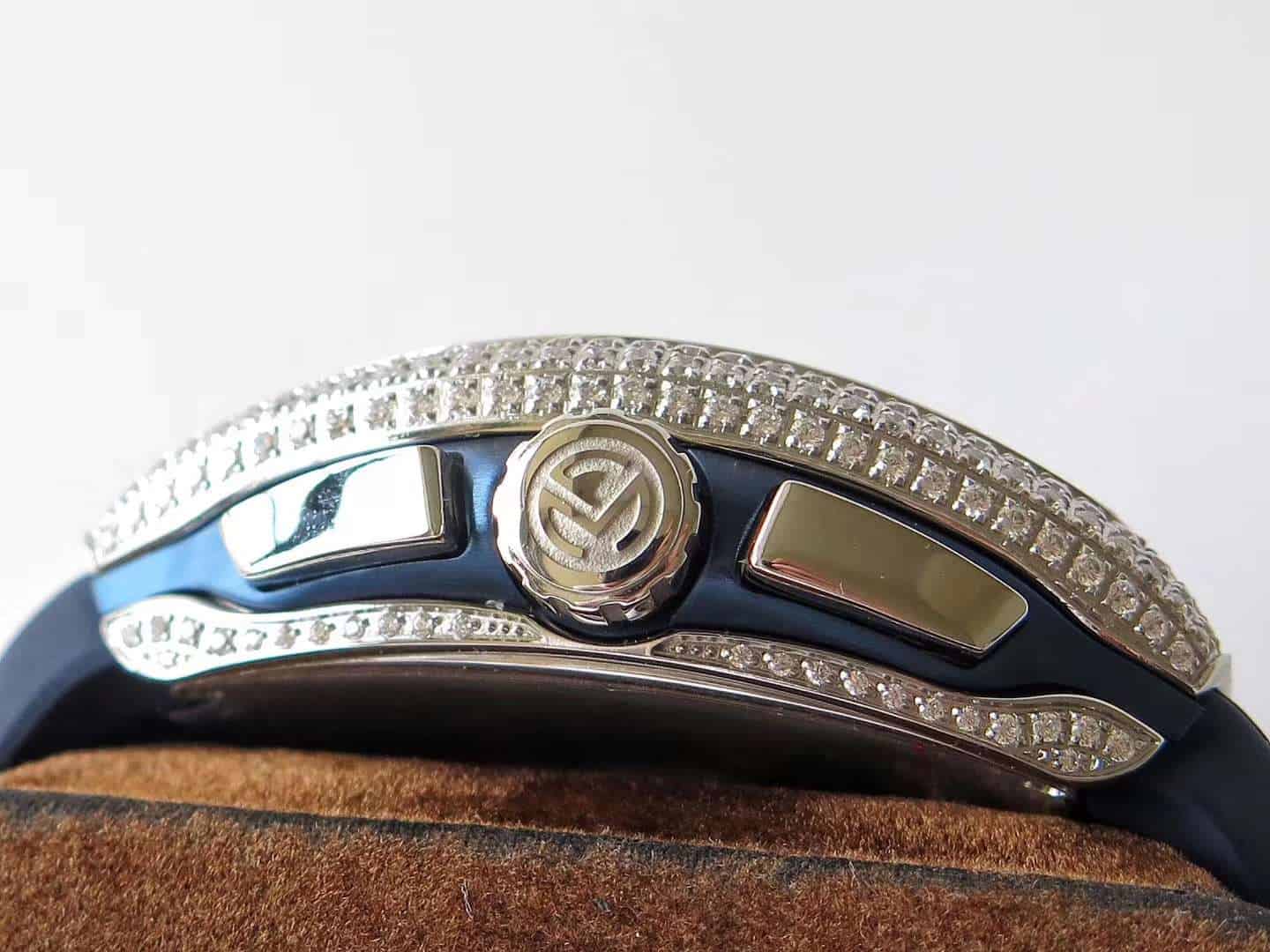 ĐỒNG HỒ FRANCK MULLER V45 MÀU XANH ĐÍNH ĐÁ REP 11 MÁY THỤY SỸ 44X54MM (5) ĐỒNG HỒ FRANCK MULLER V45 MÀU XANH ĐÍNH ĐÁ REP 11 MÁY THỤY SỸ 44X54MM (2)