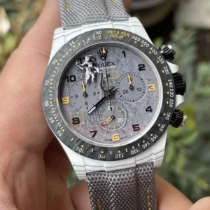 ROLEX DAYTONA DIW CHORONOGRAPH ASTRONAUT DIAL REPLICA WATCH 40MM 2 ĐỒNG HỒ ROLEX DAYTONA DIW CHORONOGRAPH VỎ CARBON REP 11 THỤY SỸ 40MM (2)