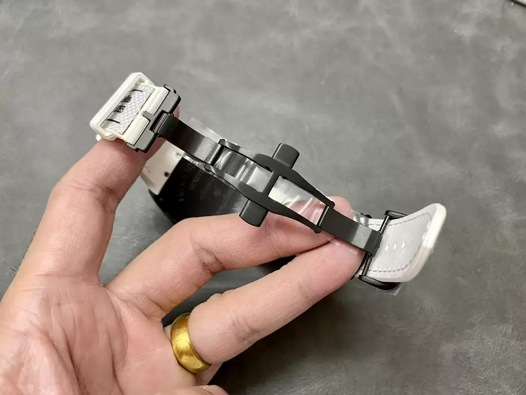 ĐỒNG HỒ FRANCK MULLER VANGUARD REPLICA 11 MẶT TRẮNG HÌNH THỎ VỎ CACBON 44X54MM (2) ĐỒNG HỒ FRANCK MULLER VANGUARD REPLICA 11 MẶT TRẮNG HÌNH THỎ VỎ CACBON 44X54MM