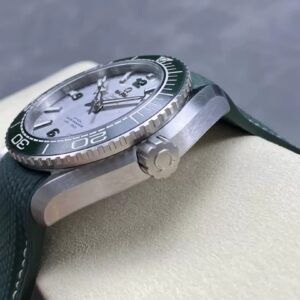 OMEGA SEAMASTER REPLICA WATCH GREY DIAL GREEN CERAMIC BEZEL 43.5MM 5 ĐỒNG HỒ OMEGA SEAMASTER REP 11 MẶT XÁM VÂN XƯỚC MẶT SỐ TITANIUM 43,5MM
