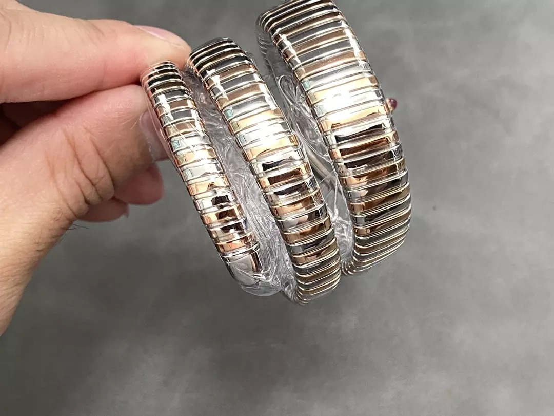 ĐỒNG HỒ NỮ BVLGARI SERPENTI 102680 RGSS FAKE MẶT ĐEN BVF 35MM (1) ĐỒNG HỒ NỮ BVLGARI SERPENTI 102680 RGSS FAKE MẶT ĐEN BVF 35MM (2)