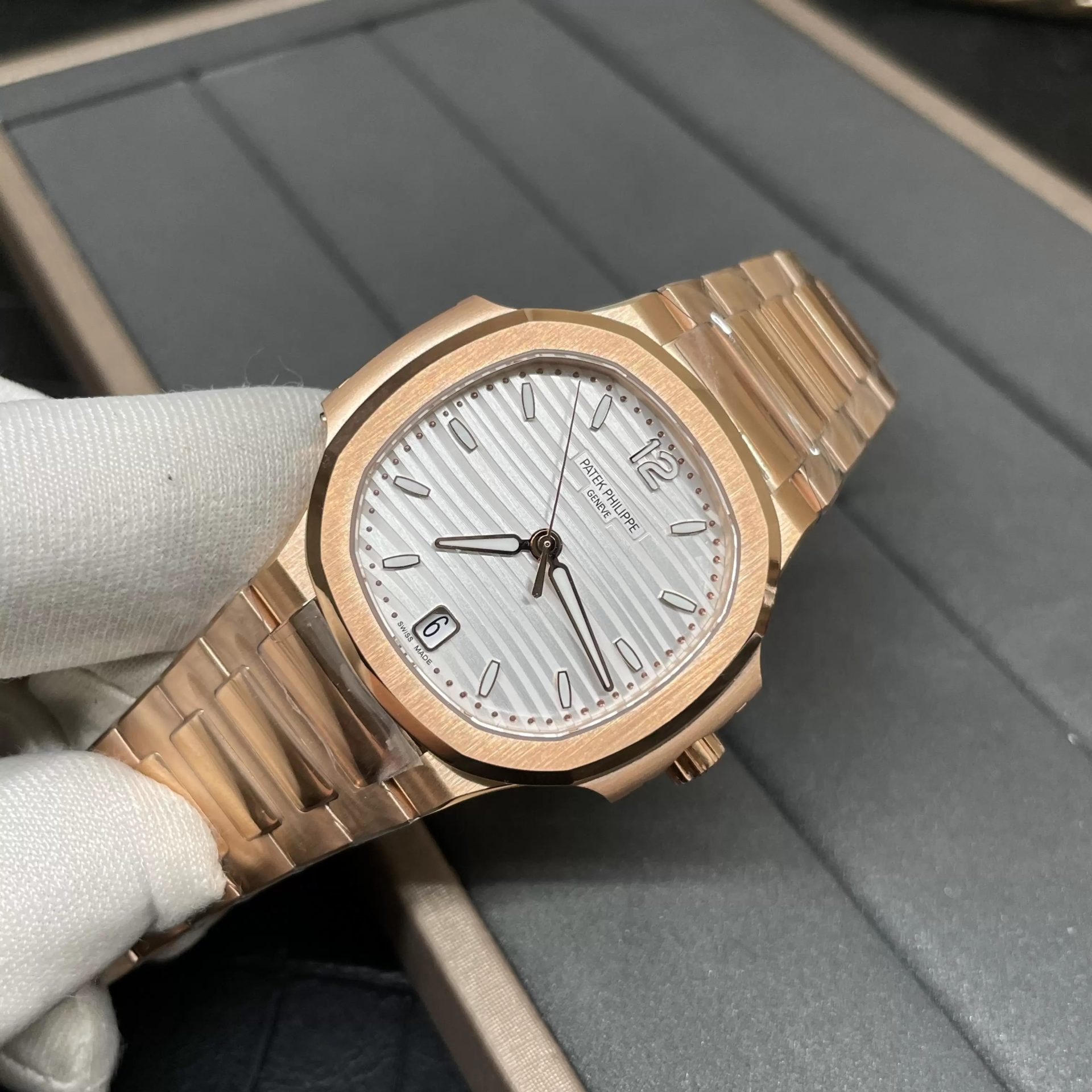 ĐỒNG HỒ PATEK PHILIPPE NAUTILUS 71181200A-010 SPORT ELEGANCE 3K 35 (1) ĐỒNG HỒ PATEK PHILIPPE NAUTILUS 71181200A-010 SPORT ELEGANCE 3K 35.2MM