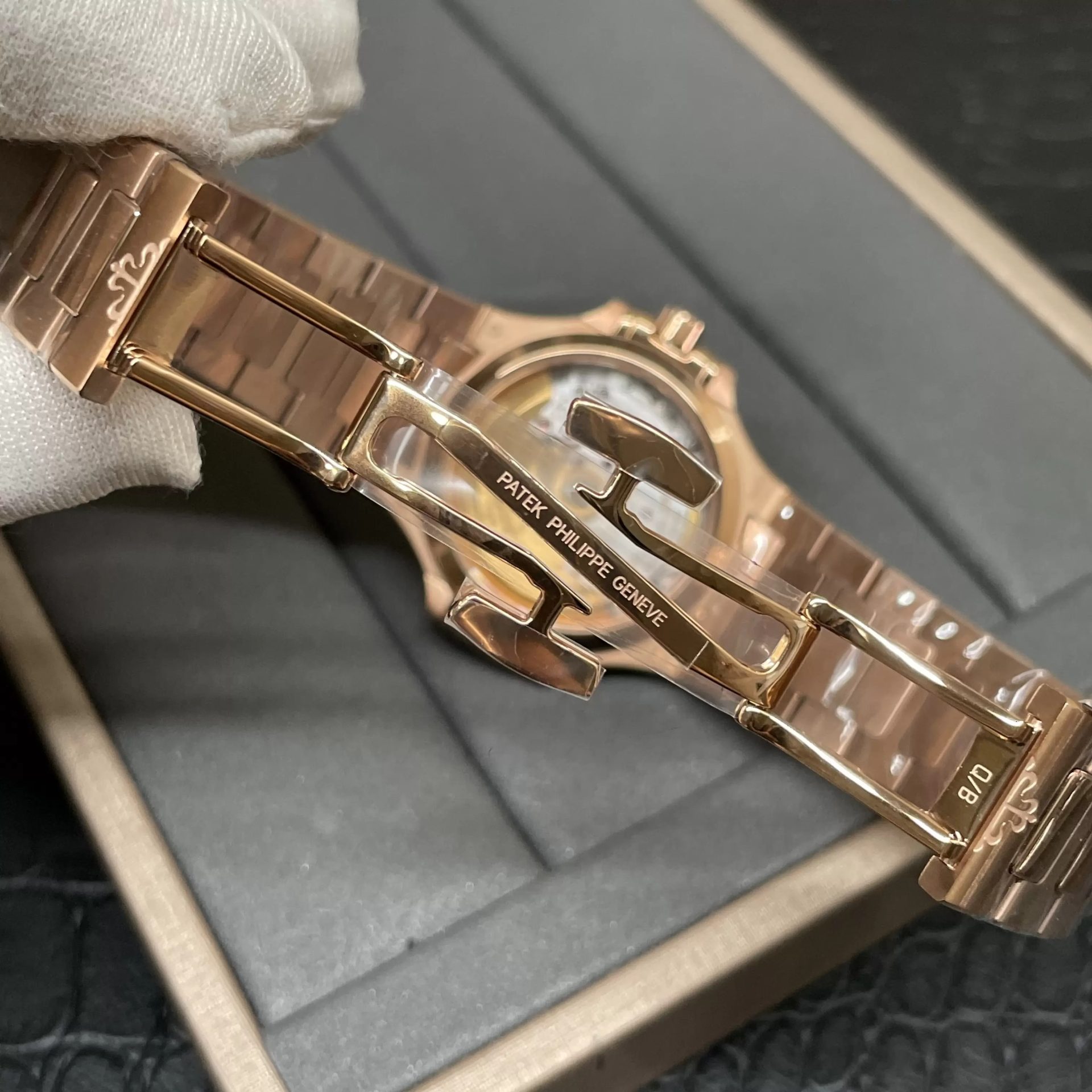 ĐỒNG HỒ PATEK PHILIPPE NAUTILUS 71181200A-010 SPORT ELEGANCE 3K 35 (2) ĐỒNG HỒ PATEK PHILIPPE NAUTILUS 71181200A-010 SPORT ELEGANCE 3K 35.2MM