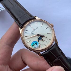 JAEGER-LECOULTRE MOON PHASE REPLICA WATCH WITH STONE BEZEL APS FACTORY 39MM 3 ĐỒNG HỒ JAEGER-LECOULTRE MOON PHASE REPLICA MẠ VÀNG HỒNG NIỀNG ĐÁ APS 39MM (1)