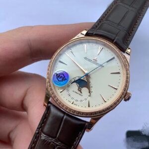 JAEGER-LECOULTRE MOON PHASE REPLICA WATCH WITH STONE BEZEL APS FACTORY 39MM 2 ĐỒNG HỒ JAEGER-LECOULTRE MOON PHASE REPLICA MẠ VÀNG HỒNG NIỀNG ĐÁ APS 39MM (1)
