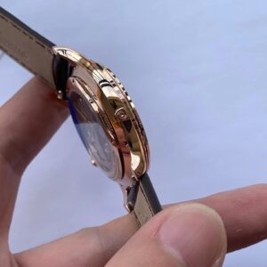 JAEGER-LECOULTRE MOON PHASE REPLICA WATCH WITH STONE BEZEL APS FACTORY 39MM 5 ĐỒNG HỒ JAEGER-LECOULTRE MOON PHASE REPLICA MẠ VÀNG HỒNG NIỀNG ĐÁ APS 39MM (5)