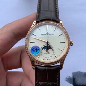JAEGER-LECOULTRE MOON PHASE REPLICA WATCH WITH STONE BEZEL APS FACTORY 39MM 1 ĐỒNG HỒ JAEGER-LECOULTRE MOON PHASE REPLICA MẠ VÀNG HỒNG NIỀNG ĐÁ APS 39MM (1)