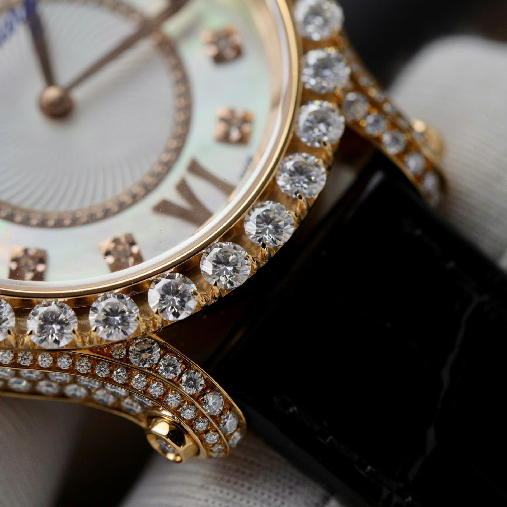 ĐỒNG HỒ CHOPARD HAPPY SPORT CHẾ TÁC BỌC VÀNG MẶT MOP MOISSANITE 36MM (9) ĐỒNG HỒ CHOPARD HAPPY SPORT CHẾ TÁC BỌC VÀNG MẶT MOP MOISSANITE 36MM