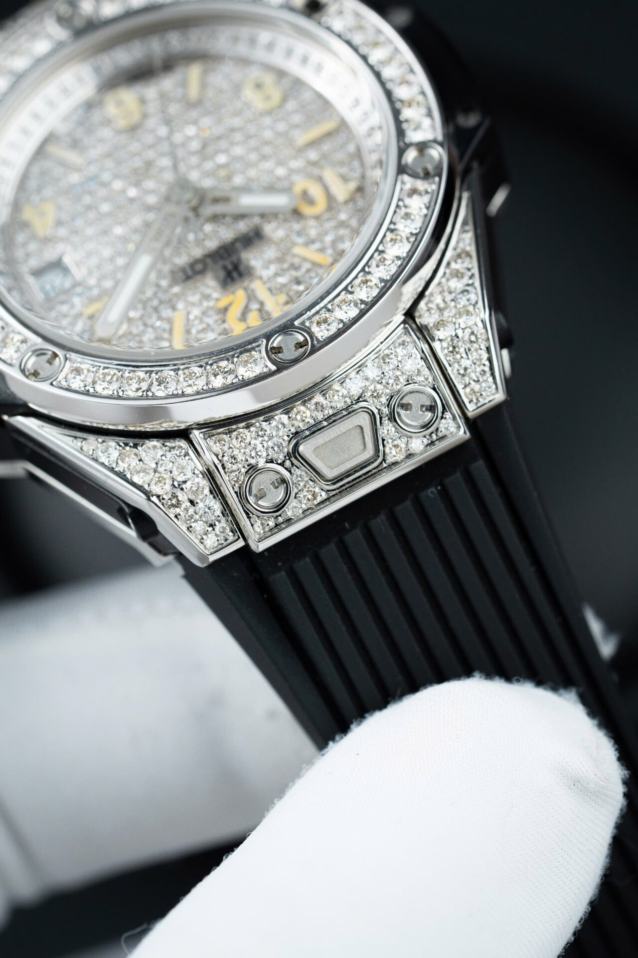 ĐỒNG HỒ HUBLOT BIGBANG ONE CLICK CHẾ TÁC KIM CƯƠNG THIÊN NHIÊN 39MM (2) ĐỒNG HỒ HUBLOT BIGBANG ONE CLICK CHẾ TÁC KIM CƯƠNG THIÊN NHIÊN 39MM