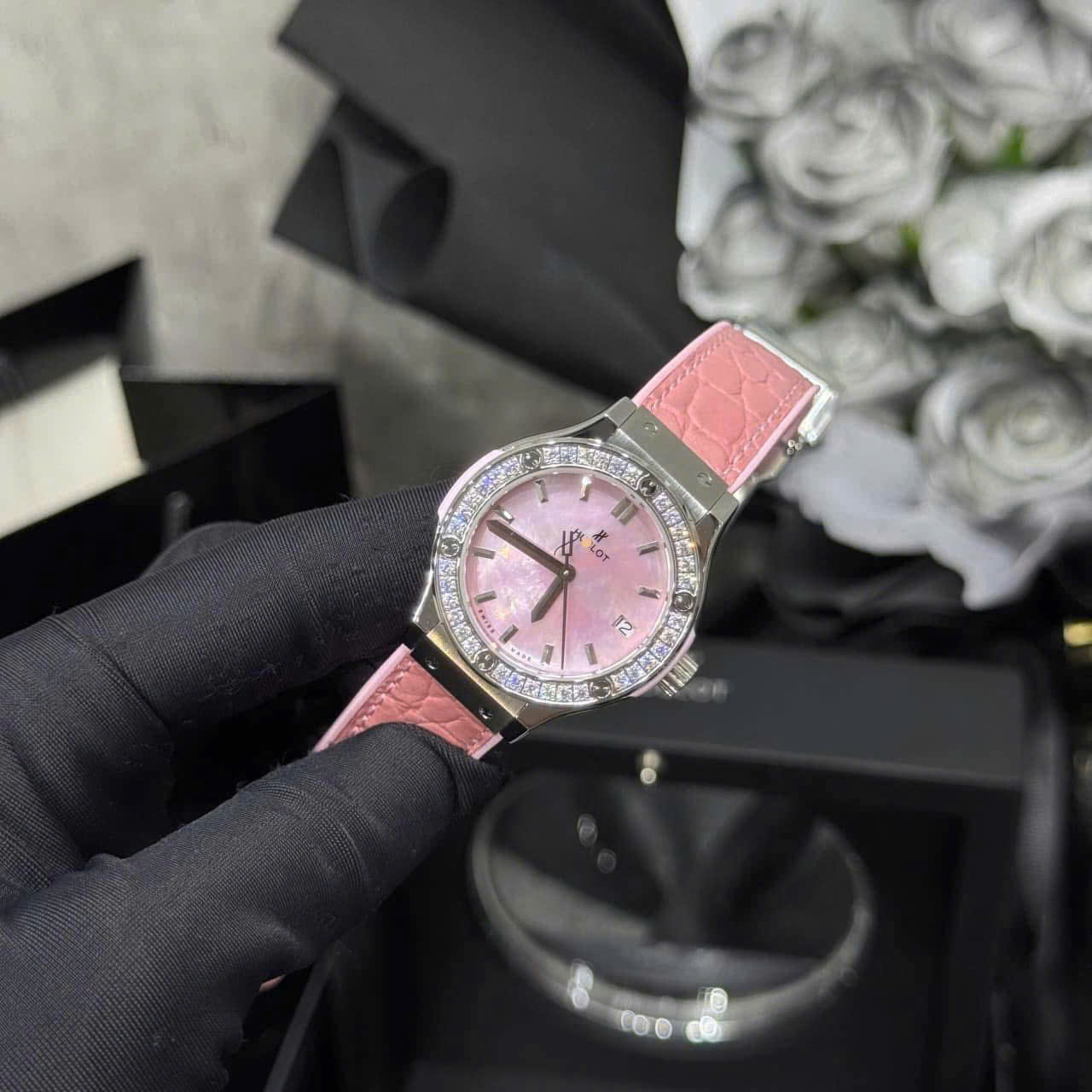 ĐỒNG HỒ HUBLOT CHẾ TÁC MẶT XÀ CỪ HỒNG ĐÍNH KIM CƯƠNG MOISSANITE 33MM (1) ĐỒNG HỒ HUBLOT CHẾ TÁC MẶT XÀ CỪ HỒNG ĐÍNH KIM CƯƠNG MOISSANITE 33MM