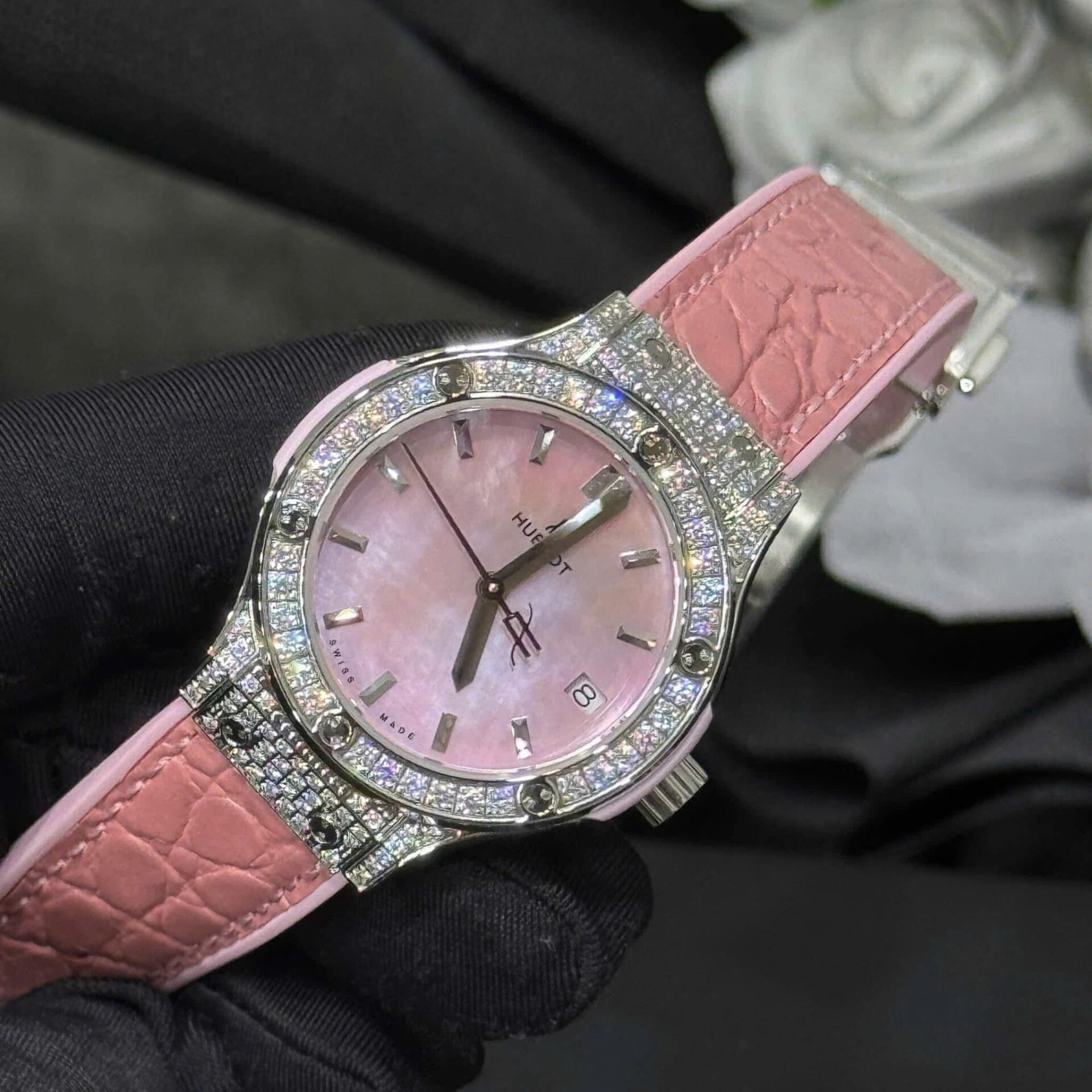 ĐỒNG HỒ HUBLOT CHẾ TÁC MẶT XÀ CỪ HỒNG ĐÍNH KIM CƯƠNG MOISSANITE 33MM (4) ĐỒNG HỒ HUBLOT CHẾ TÁC MẶT XÀ CỪ HỒNG ĐÍNH KIM CƯƠNG MOISSANITE 33MM